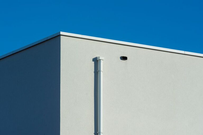 Calhas e Rufos em São Paulo: O Guia Técnico para Obras de Alto Padrão e Indústrias